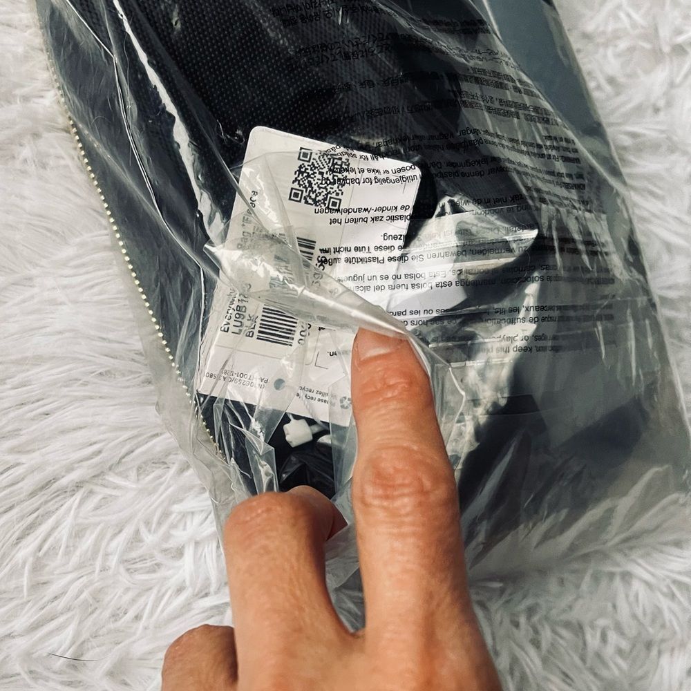 NEW Lululemon Everywhere Belt Bag Black Fleece 1L - Picture 9 of 16